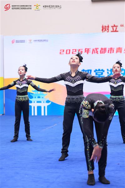 成都市级赛场锋芒尽显，棠外附小爵士啦啦队包揽冠亚军