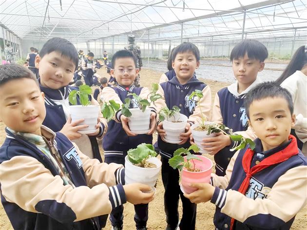走进秋日庄园 品味劳动之趣——棠外附小二、三年级学生“沉浸式”研学活动
