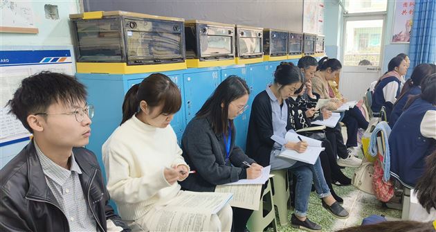棠外高中历史教研组和历史名师工作坊邀请区教研员进课堂指导教师“五项基本功”建设
