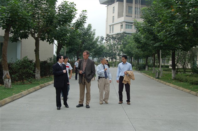 加拿大安大略省哈斯廷和爱德华王子岛教育局学术督导拉瑞·理查德森参观校园