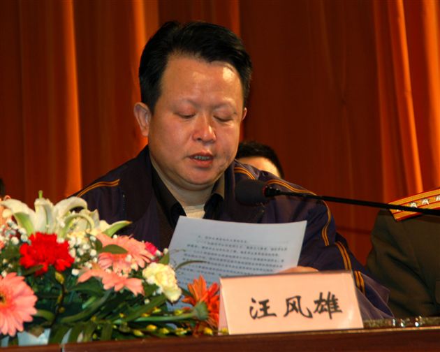 “成都军区国防生源基地”授牌仪式会场(二)省教育厅汪风雄副厅长宣读命名文件
</p><p>