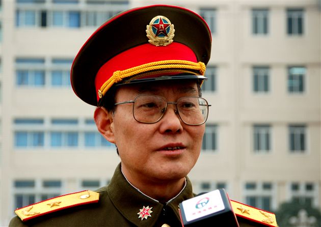 “成都军区国防生源基地”授牌仪式(十)四川军区政治部黎明将军接受记者采访