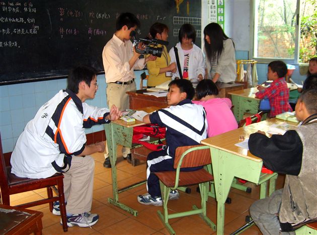 向双流聋哑学校献爱心活动(三)
</p><p>