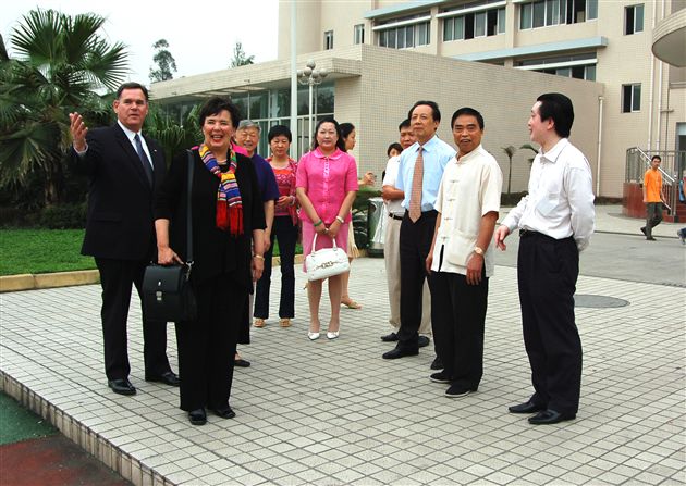 美国阿肯色州科技大学校长专程访问棠湖中学外语实验学校(二)
</p><p>