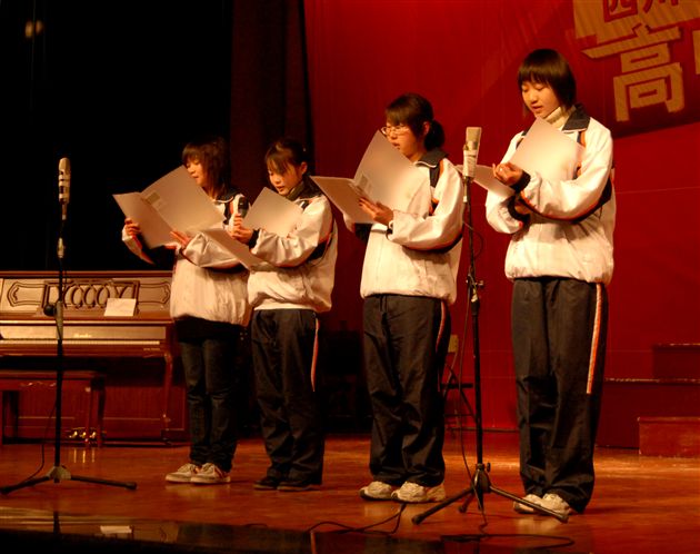 棠中外语学校高2009级新年诗歌演诵会(二)
</p><p>
