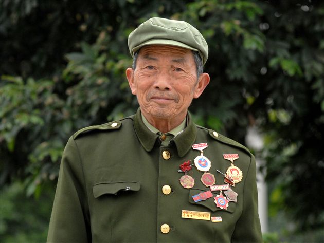 杨文根: 双流东升镇人,1935年10月生,1951年6月报名参加抗美援朝,参加过五次战斗,因通讯工作出色,多次受到嘉奖。