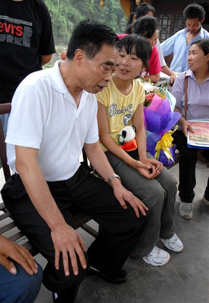 黄光成校长与邓清清亲切交谈