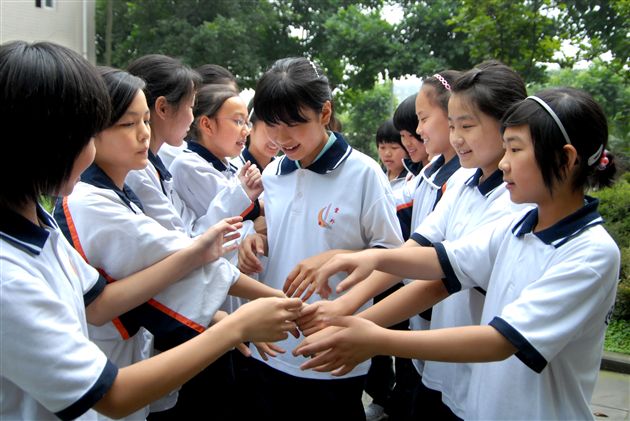 邓清清和同学们在进行课外活动