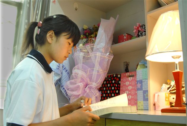 邓清清在学生公寓学习