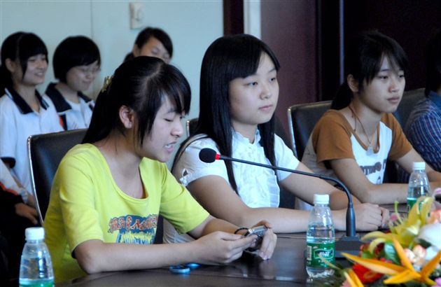 赴新加坡留学学生代表罗书姝