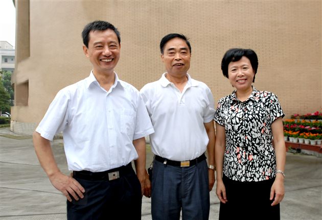 四川省人民政府副省长黄彦蓉(右一)、四川省教育厅厅长涂文涛(左一)和棠中外语学校校长黄光成一起合影留念