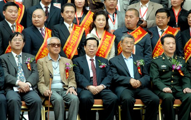 出席会议的贵宾,从左至右:冯并、邓友梅、杨伟光、梁衡、张继刚、周明