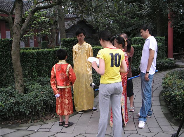 刚入片场,孩子们还很紧张
