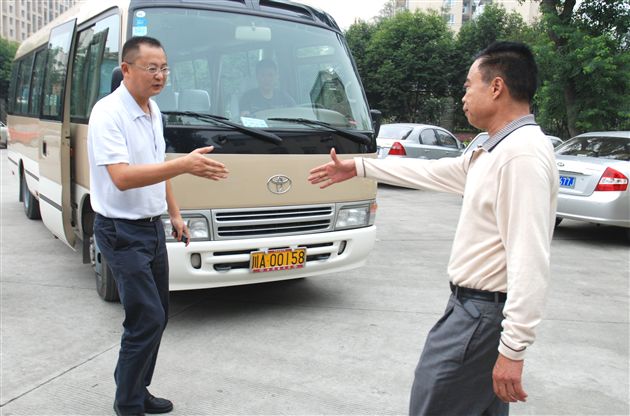 双流县领导亲切慰问黄光成校长1