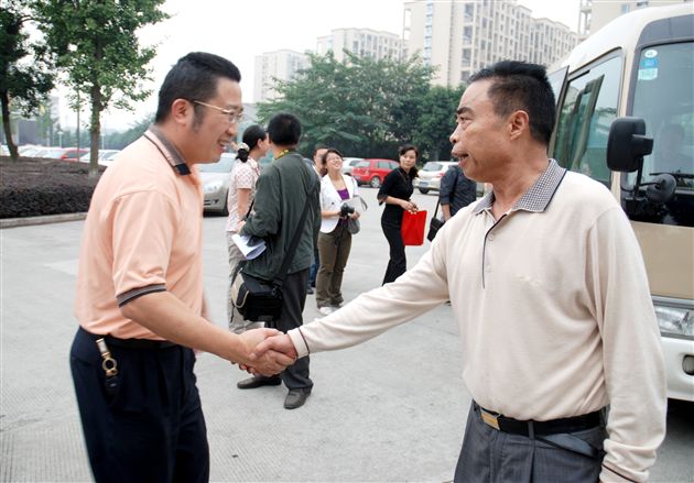 双流县领导亲切慰问黄光成校长6