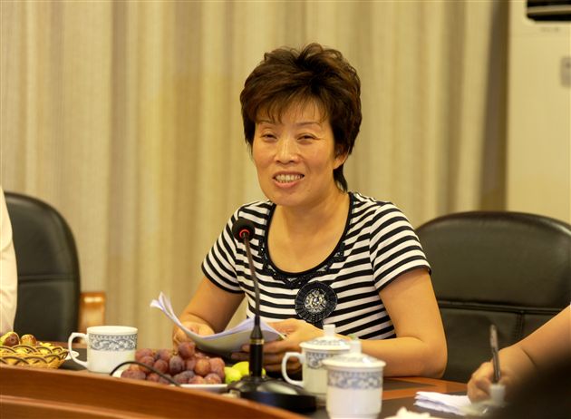 县总工会常务副主席潘万香