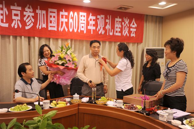 县工会负责人向为黄光成校长佩戴光荣花