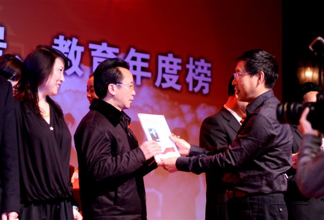 棠外党政办公室主任杜宗平(左二)代表黄光成校长领奖