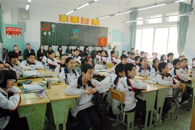 家长亲临课堂了解学生学习情况1