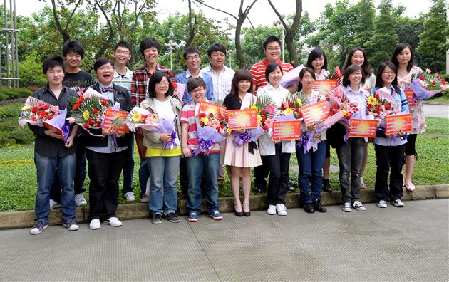 学生们手捧鲜花和录取通知书合影留念