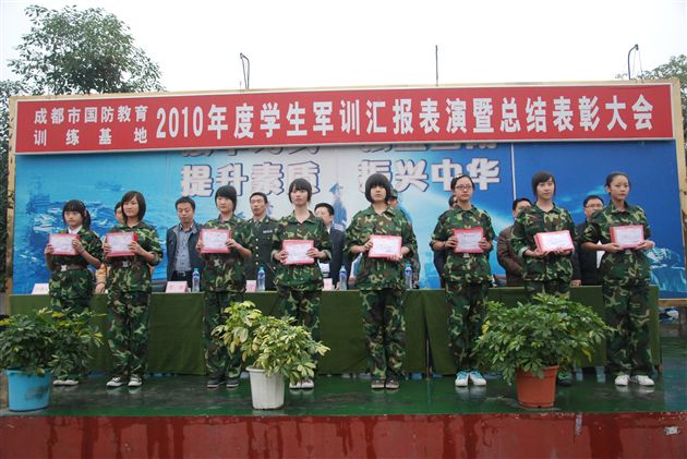 优秀学生代表领奖