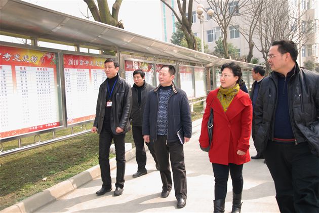 成都市教育局副局长谭学军莅临棠外指导工作