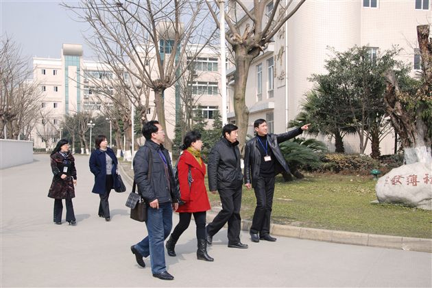 成都市教育局副局长谭学军莅临棠外指导工作