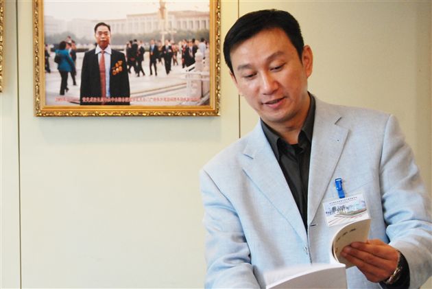 走进棠外 携手棠外 共建棠外——记新进大学生参观校荣誉陈列室座谈会