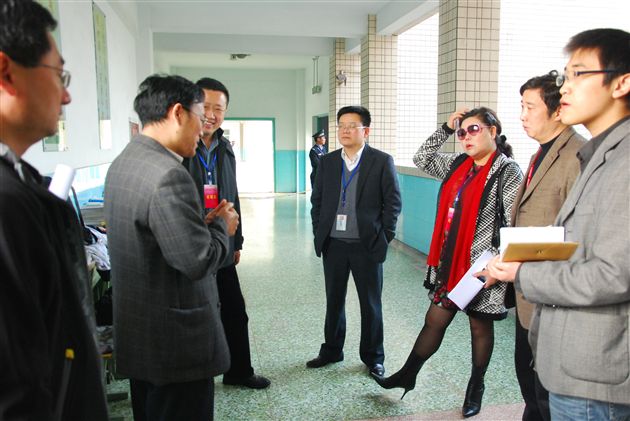 省教育考试院领导莅临我校调研2011届普通高考考生知识能力水平摸底测试(环比)工作