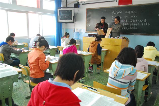省教育考试院领导莅临我校调研2011届普通高考考生知识能力水平摸底测试(环比)工作