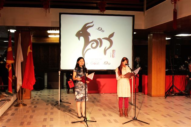 徐瑞在主持海外华人春节晚会.JPG